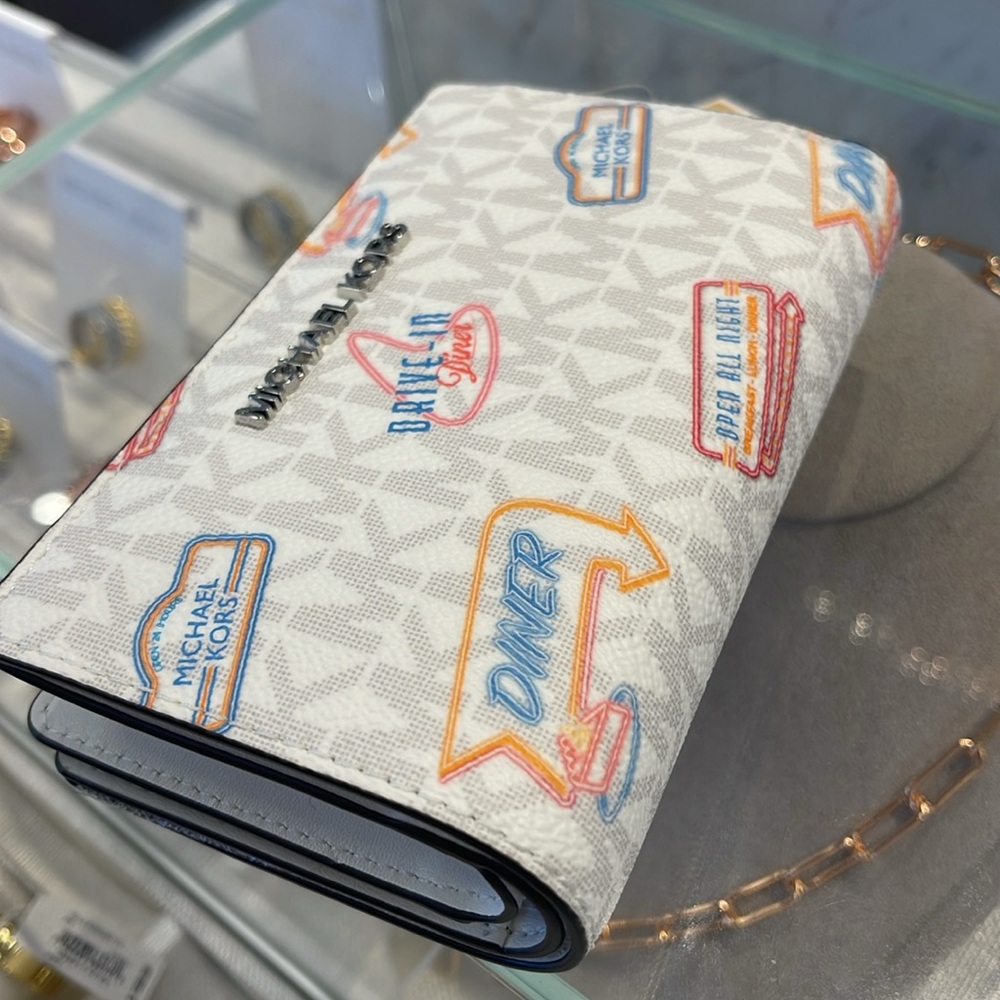 Michael Kors Jet Set Travel Md Printed Signature Logo Bi-Fold Wallet
Optic White - Picture 7 of 16